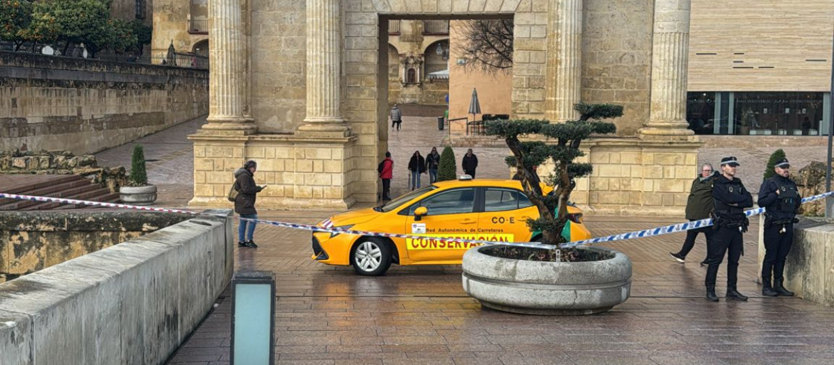 Se cierra el paso para los peatonesa en el Puente Romano