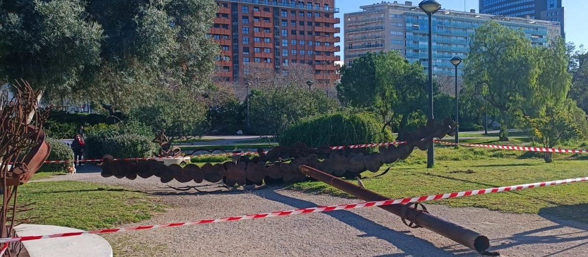 Imagen de la escultura derribada por el viento en Valencia