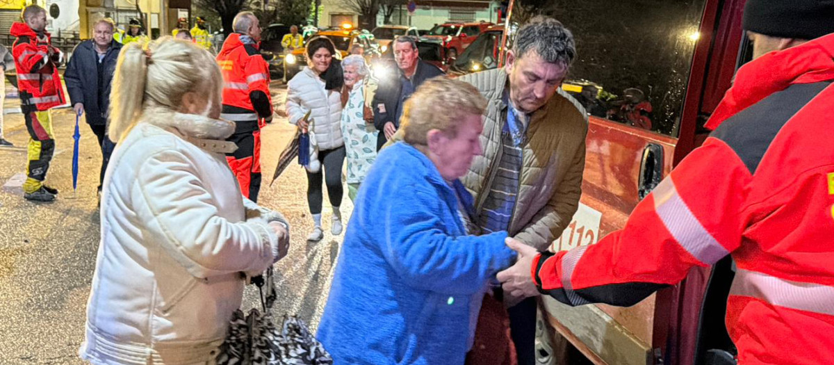 (Foto de archivo) Fotografía cedida por la Diputación de Granada que muestra a personas siendo desalojadas del municipio por la crecida del río Aguas Blancas y el desembalse en el pantano de Quéntar este jueves, en Málaga (España). La localidad se había quedado aislada por su entrada natural y, tras habilitarse un camino vecinal, los habitantes del lugar han comenzado a subirse a minibuses y camiones, con ayuda de los bomberos del Consorcio, los servicios de emergencia y protección civil. EFE/ Diputación de Granada /SOLO USO EDITORIAL/ NO VENTAS/ SOLO DISPONIBLE PARA ILUSTRAR LA NOTICIA QUE ACOMPAÑA (CRÉDITO OBLIGATORIO)/ MÁXIMA CALIDAD DISPONIBLE