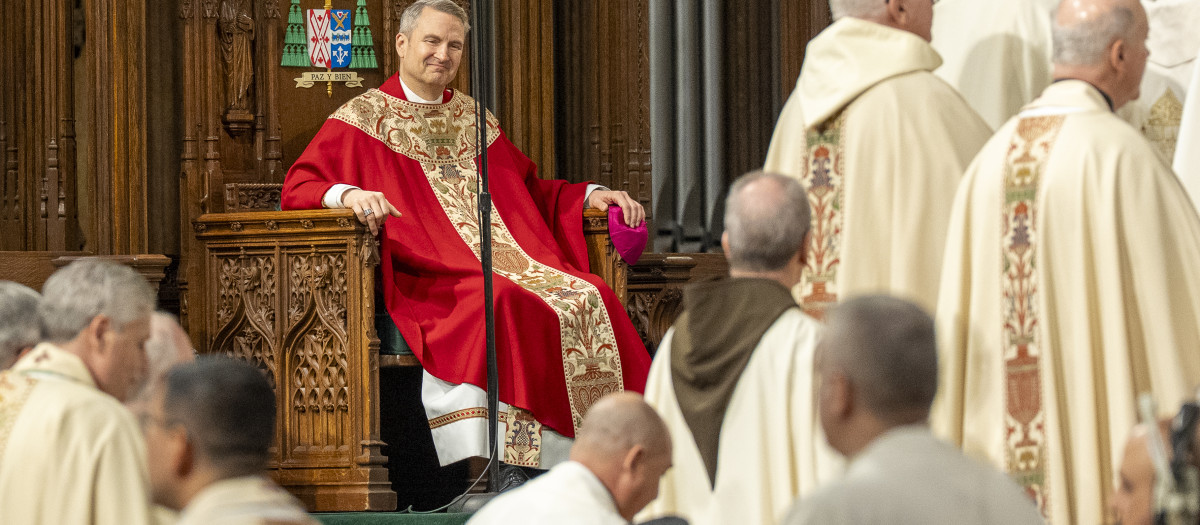AME2576. NUEVA YORK (ESTADOS UNIDOS), 06/02/2026.- El obispo Ronald Hick reacciona durante su nombramiento como líder de la arquidiócesis de Nueva York, este viernes en la Catedral de San Patricio, en Nueva York (Estados Unidos). Hicks asumió como nuevo arzobispo de Nueva York en un acto en el que apeló a que la Iglesia "defienda la dignidad humana en todas las formas posibles". EFE/ Ángel Colmenares