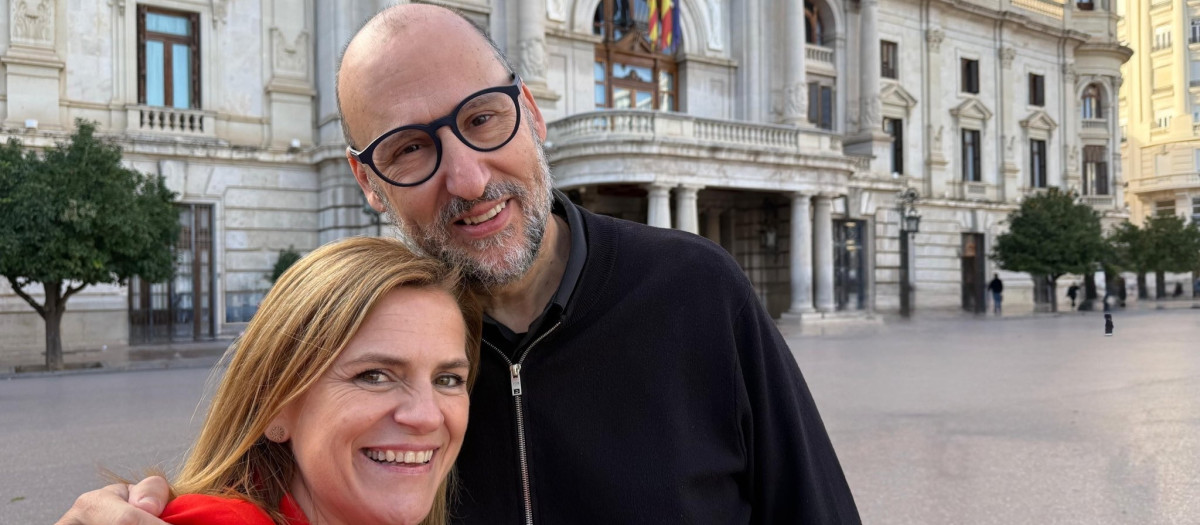 Imagen de Pilar Bernabé y Josep Moreno tomada frente al Ayuntamiento de Valencia