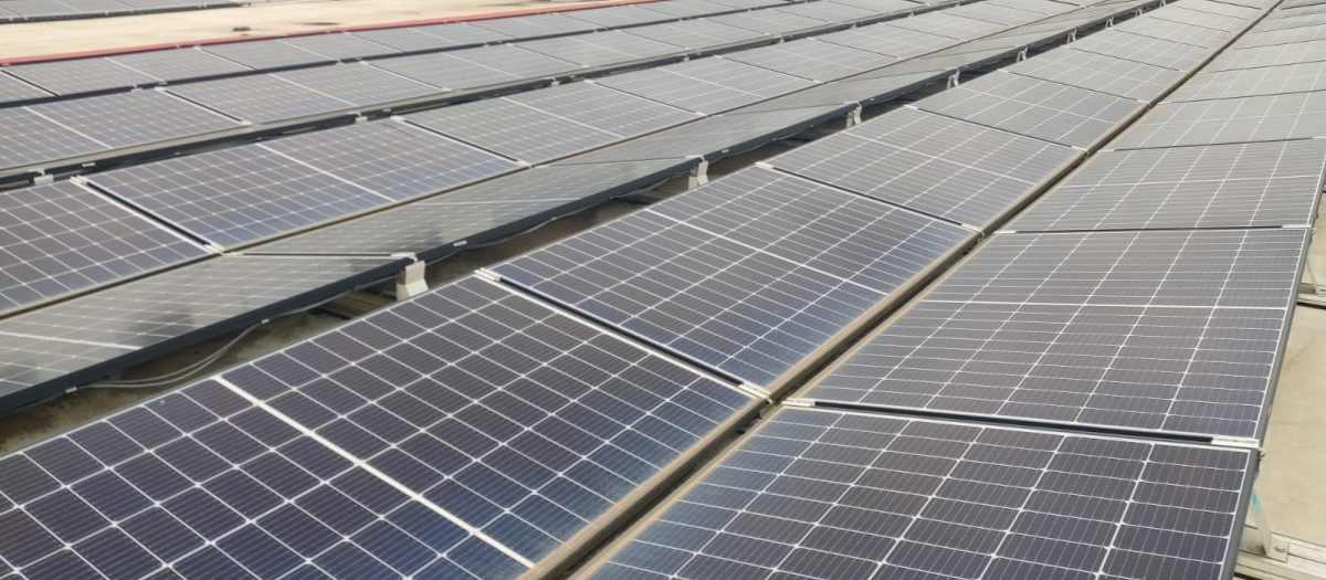 Placas solares instaladas en la azotea de un edificio