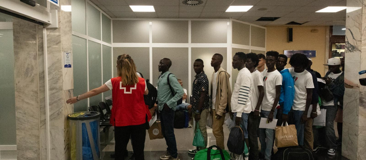 Varios inmigrantes a su salida del Centro de Estancia Temporal de Inmigrantes (CETI)