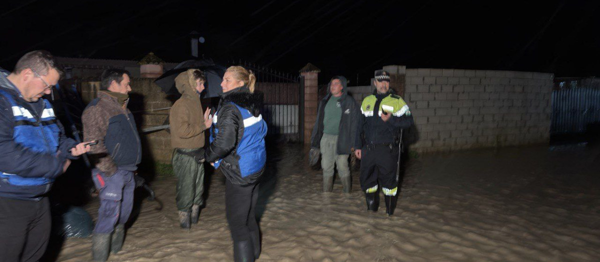Vecinos desalojan sus viviendas ante la crecida del Guadalquivir