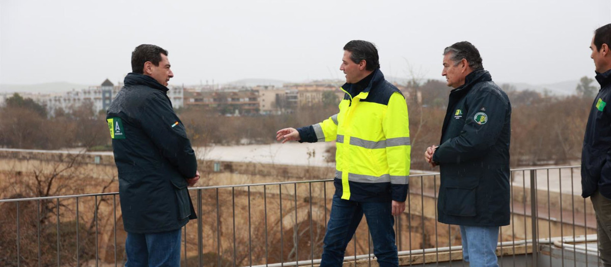 El presidente Bellido atiende a las explicaciones del alcalde Bellido en presencia del consejero de Presidencia, Antonio Sanz