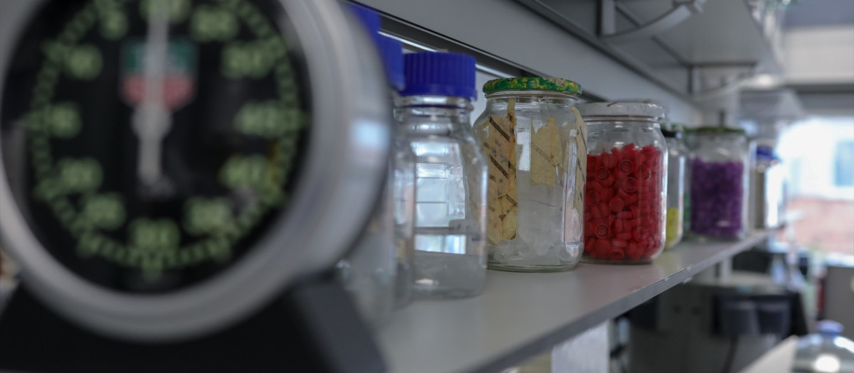 Frascos y cronómetro en el Centro Nacional de Microbiología, en Majadahonda