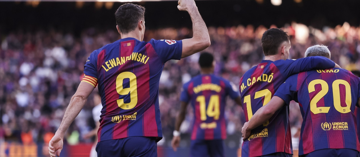 Los jugadores del Barcelona celebran el gol de Lewandowski
