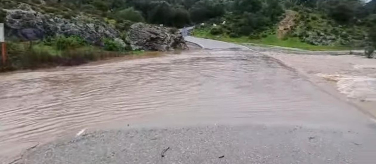 Imagen de la carretera de acceso al Santuario anegada por el agua