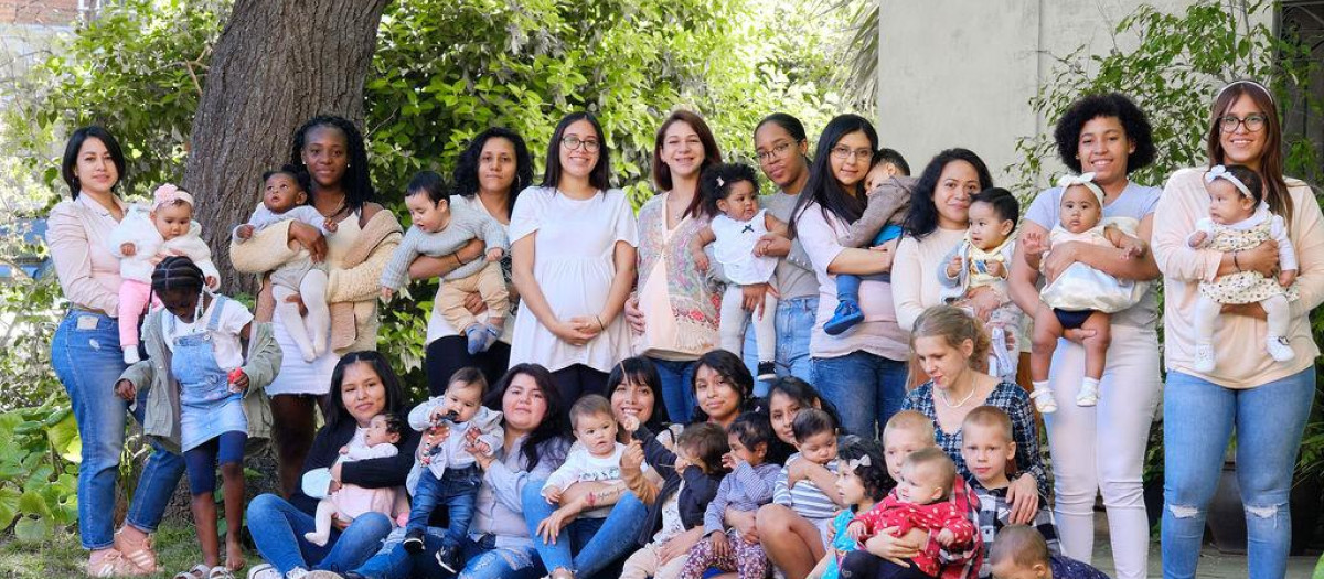 Madres junto a sus bebés ayudadas por el proyecto Endevant Mares, de la Fundación Provida Cataluña