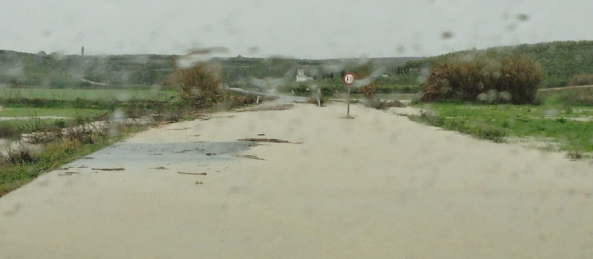 Imagen de la carretera CO-3310 cubierta de agua
