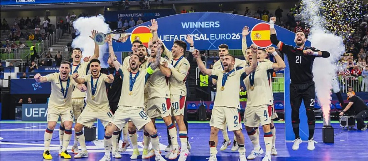 Cecilio, con el dos, celebra el título europeo