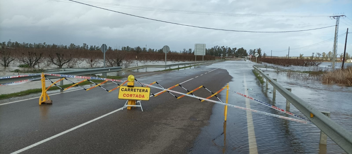 Carretera BA-162 cortada al tráfico por las fuertes lluvias