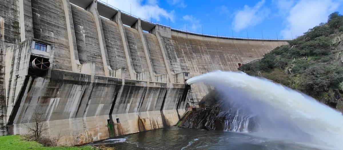 Desembalse en un embalse de Salamanca