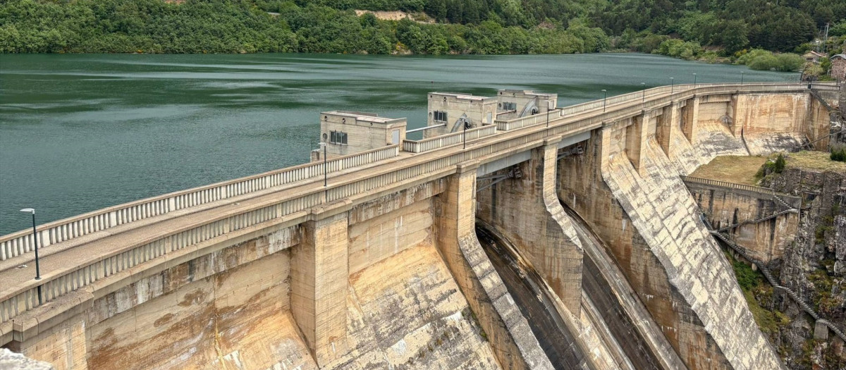 Presa en el embalse de Barrios de Luna, en León