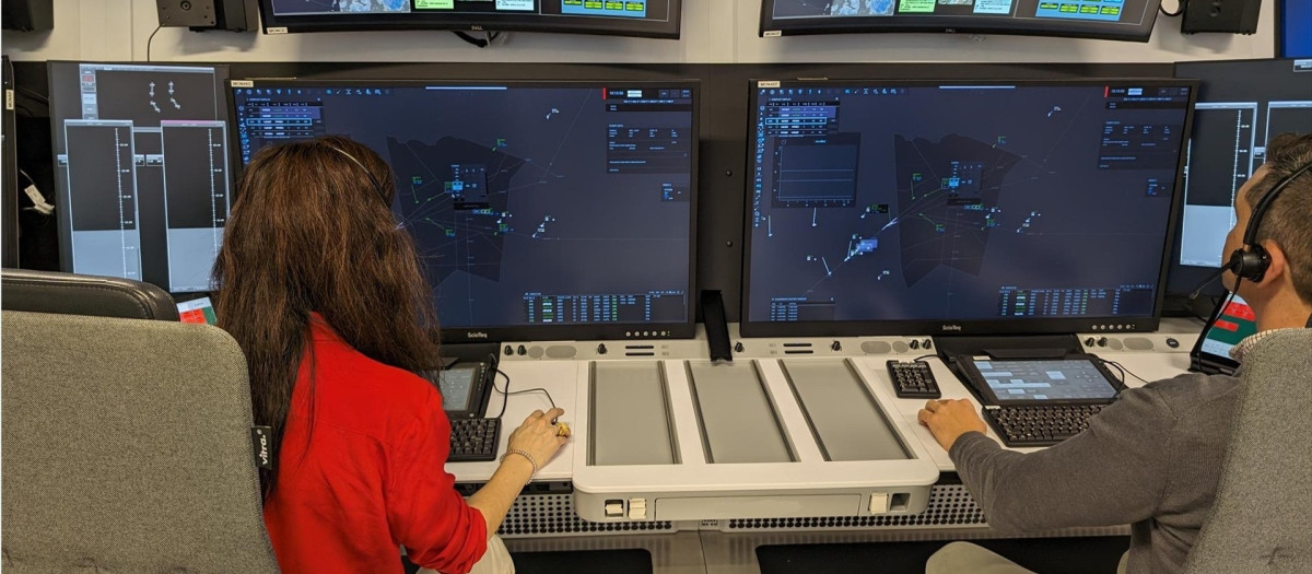 Controladores aéreos en un centro de control