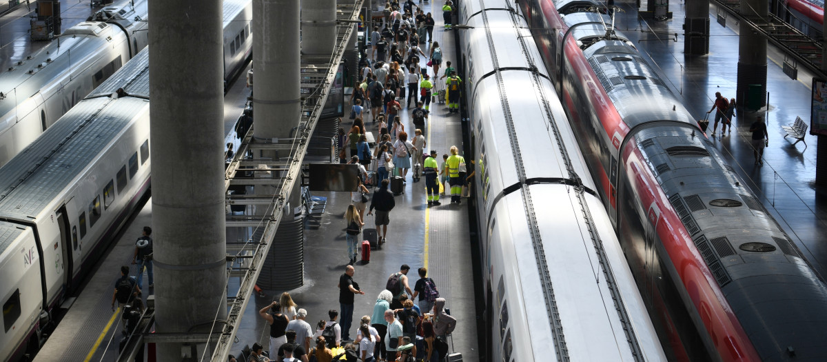 Decenas de personas esperan al tren en la Estación de Madrid - Puerta de Atocha - Almudena Grandes