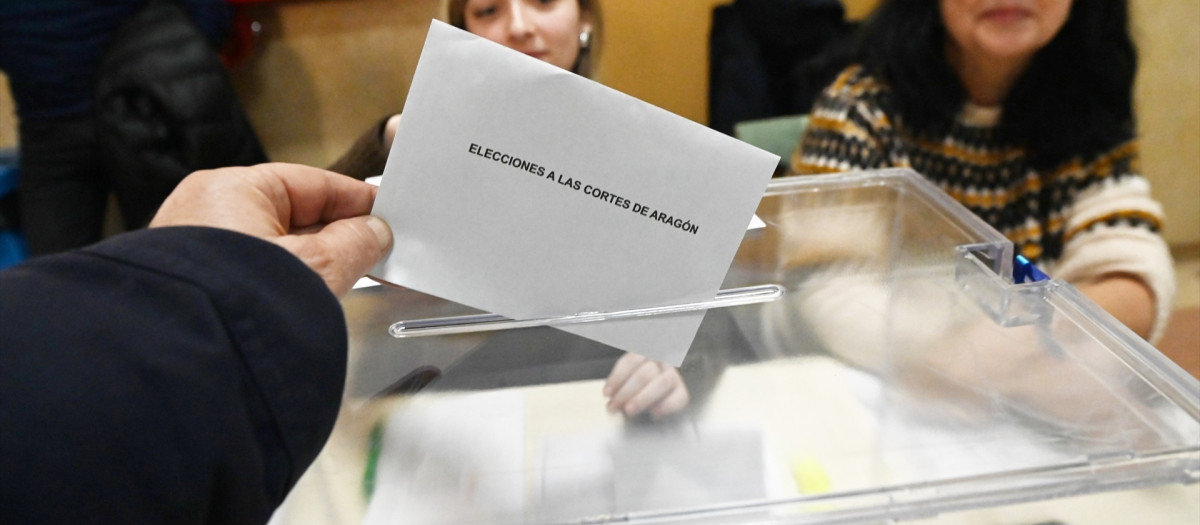 Aragoneses votan en un colegio electoral