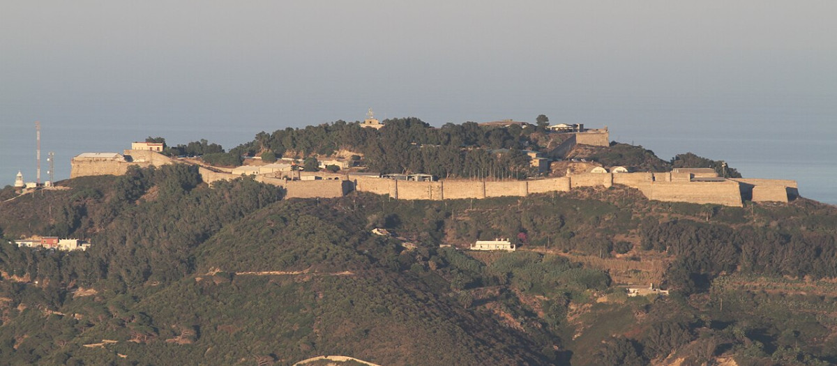 Fotografía de la fortaleza del Monte de hacho desde el mirador Isabel II