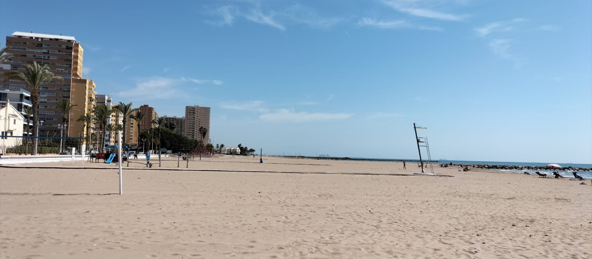 (Imagen de archivo de la playa de Pobla de Farnals (Valencia)