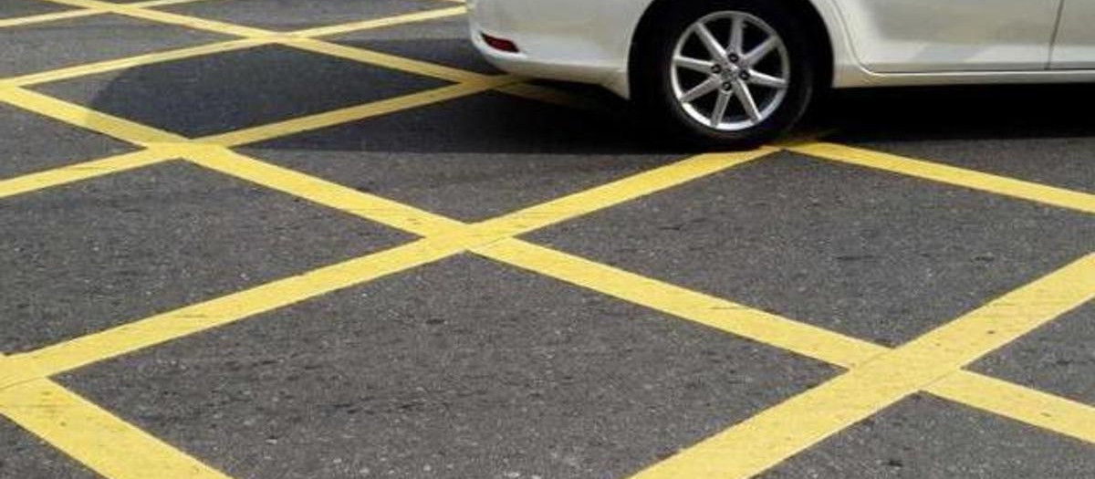 Pararnos en cruce de cuadrícula amarilla supone una buena multa