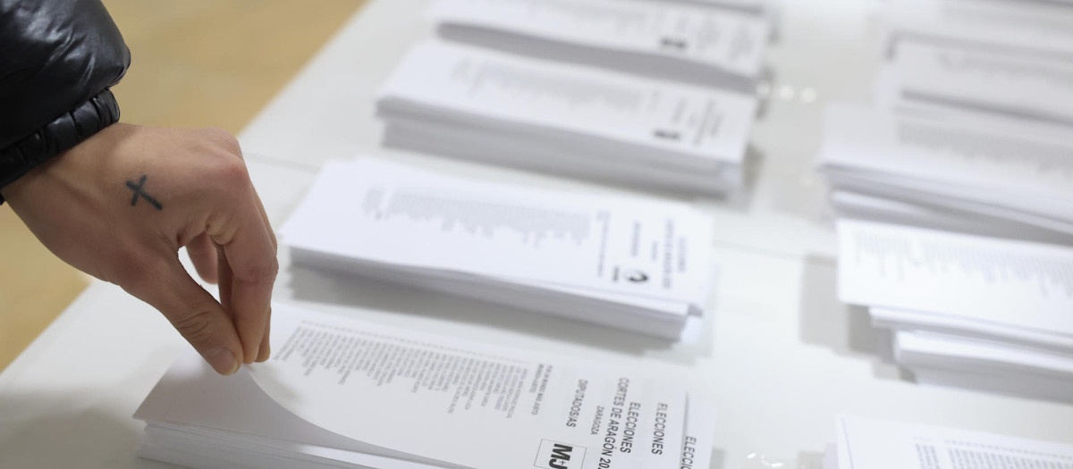 Papeletas en un colegio electoral de Zaragoza