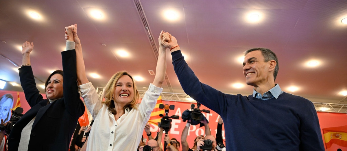 El secretario general del PSOE y presidente del Gobierno, Pedro Sánchez (1d), y la secretaria de Política Autonómica de la CEF, secretaria general de los socialistas aragoneses y candidata a la presidencia de Aragón, Pilar Alegría (c), intervienen en el acto de cierre de campaña