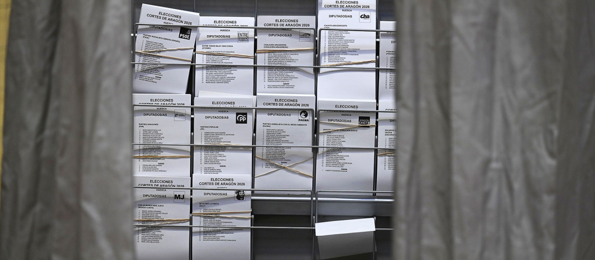 Imagen de papeletas en un colegio electoral de Aragón
