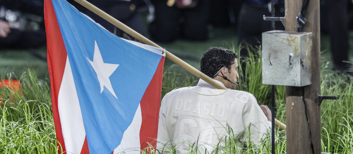SANTA CLARA (United States), 09/02/2026.- Bad Bunny holds Puerto Rican flag while he performs the NFL Super Bowl LX Apple Music Halftime Show at LeviÄôs Stadium in Santa Clara, California, USA, 08 February 2026. The New England Patriots are facing the Seattle Seahawks in Super Bowl LX. EFE/EPA/CHRIS TORRES