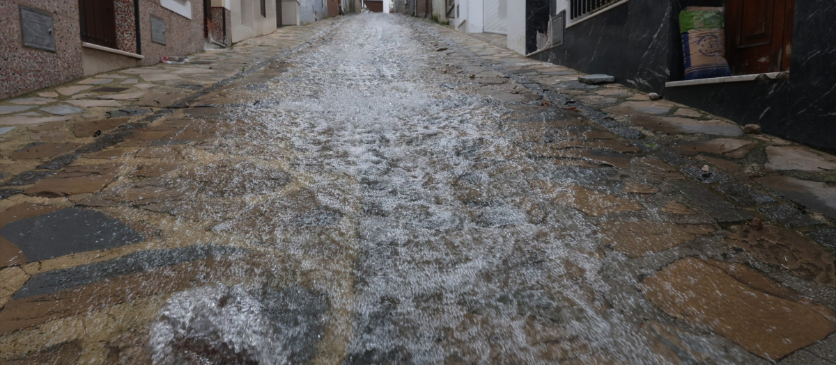 Desalojados 350 vecinos de Ubrique (Cádiz) por desbordamiento del río y movimientos de tierra