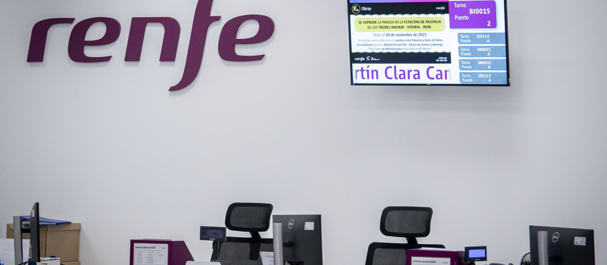 (Foto de ARCHIVO)
Pantallas con información sobre modificaciones en trayectos, en la estación de Chamartín Clara Campoamor, a 14 de agosto de 2025, en Madrid (España). Renfe mantiene interrumpida la circulación de trenes entre Galicia y Madrid por los incendios en Ourense y continúa revisando la infraestructura para reanudar el servicio. La compañía había previsto retomar hoy los viajes si el fuego estaba controlado y programó trenes especiales para los afectados.

A. Pérez Meca / Europa Press
14/8/2025