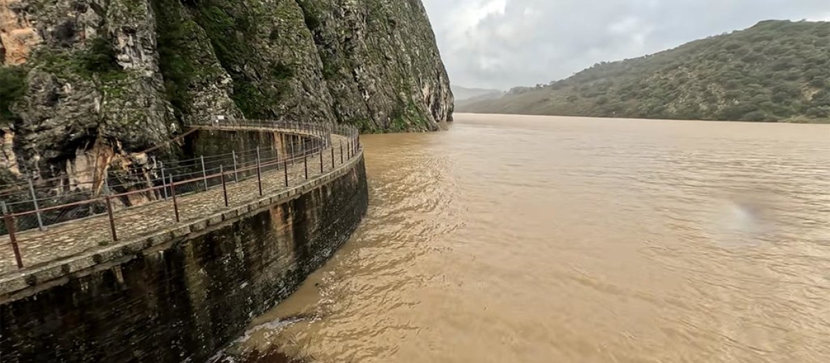 La presa fantasma de Montejaque, a punto de rebosar, lo que ha tenido en vilo a Benaoján