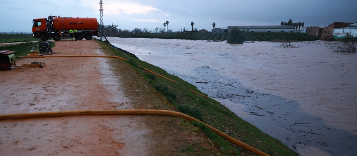 (Foto de ARCHIVO)
La lluvia anega varias zonas de Lora del Río (Sevilla), que se protege con bombas de desagüe. A 07 de febrero de 2026 en Lora del Río, Sevilla, Andalucía (España). El municipio sevillano de Lora del Río está viviendo con preocupación estas últimas horas por el riesgo de colapso de los tanques de tormenta, sobre todo, a raíz de la fuerte tromba que ha caído en esta tarde, que ha provocado inundaciones en algunas zonas, que poco a poco van recobrando la normalidad gracias al uso de bombas de desagüe.

Rocío Ruz / Europa Press
07 FEBRERO 2026;LORA DEL RÍO;SEVILLA;INUNDACIÓN;LLUVIA;DESAGÜE;DESALOJO;ANDALUCÍA;BORRASCA
07/2/2026