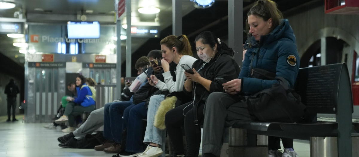 Viajeros durante la primera jornada de la huelga ferroviaria, en la estación de Plaza Cataluña