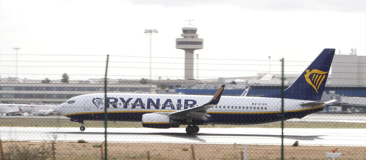 Un avión en una de las pistas del aeropuerto de Palma