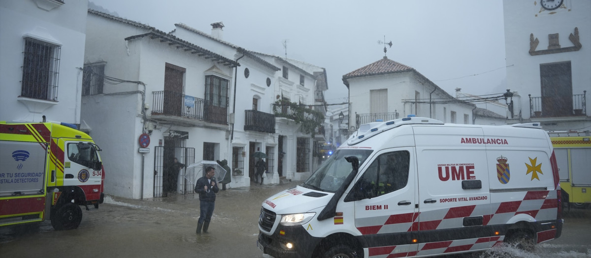 Miembros de la UME trabajan en labores de achique de agua en calles y viviendas de la localidad gaditana de Grazalema