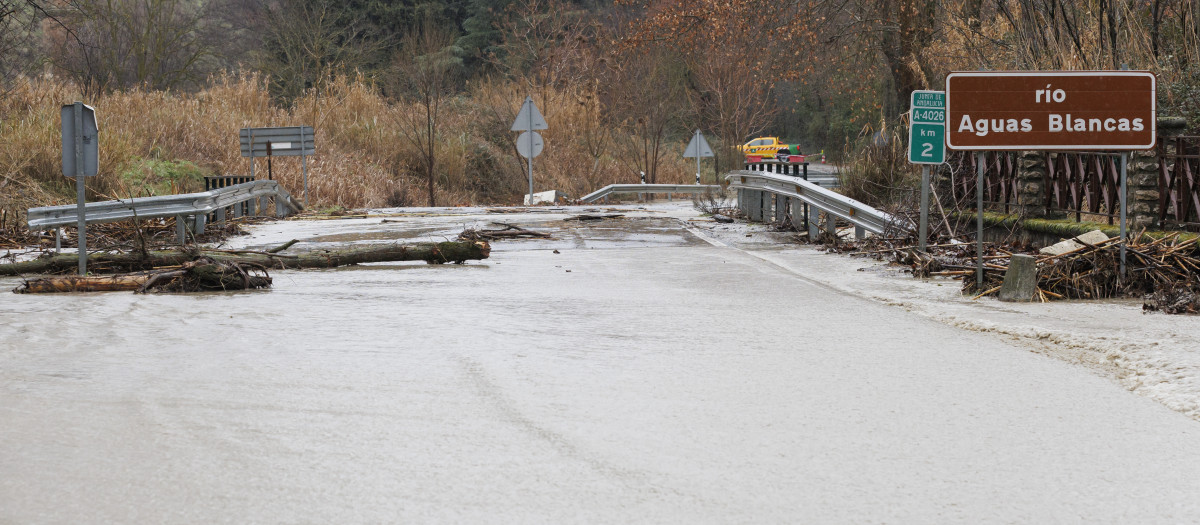 (Foto de ARCHIVO)
Imagen de carretera cortada al inundarse por el desbordamiento del río Aguas Blancas tras el paso de la borrasca Leonardo. A 4 de febrero de 2026, en Pinos Genil, Granada (Andalucía, España). El desembalse de la presa de Quéntar unido a las intensas lluvias que está dejando la borrasca Leonardo han provocado el desbordamiento del río Aguas Blancas dejando a la localidad de Quéntar prácticamente incomunicada y dificultado también el acceso a Pinos Genil, donde el agua fluye con fuerza en el cruce entre ambos municipios.

Álex Cámara / Europa Press
04/2/2026