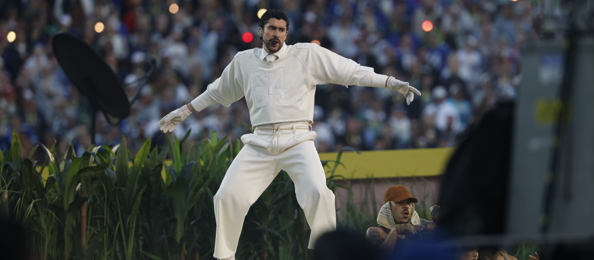 Bad Bunny durante el espectáculo del intermedio de la Super Bowl