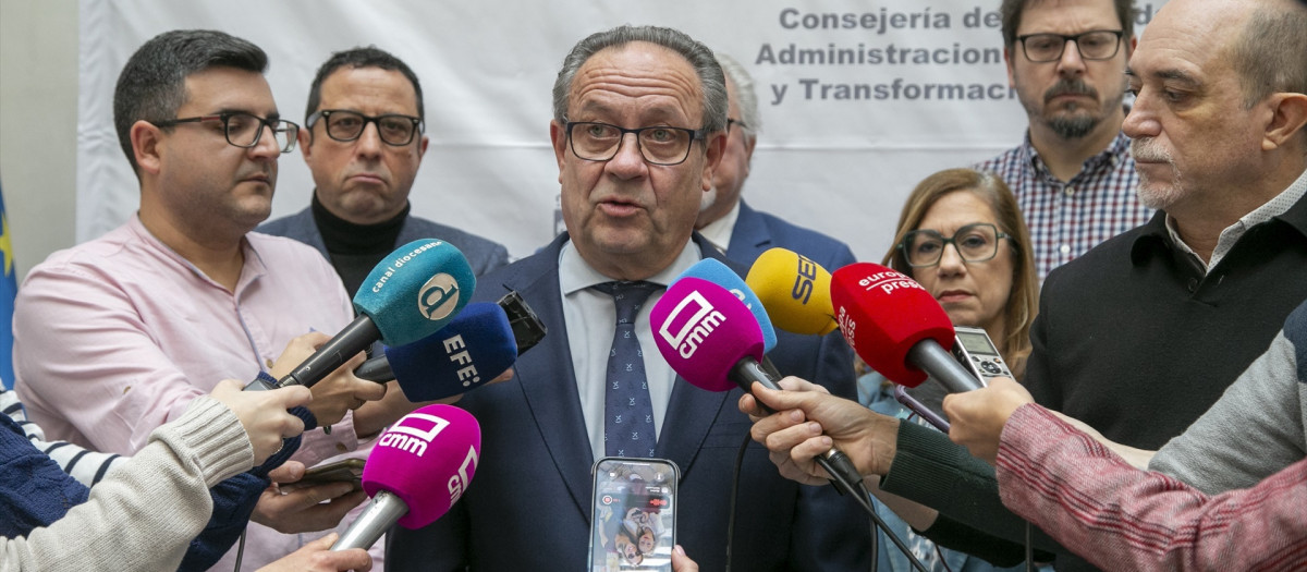 El consejero de Hacienda, Administraciones Públicas y Transformación Digital, Juan Alfonso Ruiz Molina, tras presidir la Comisión de Seguimiento del Proyecto para el impulso de las Unidades de Inclusión de personas con discapacidad

REMITIDA / HANDOUT por A.PEREZ HERRERA/JCCM
Fotografía remitida a medios de comunicación exclusivamente para ilustrar la noticia a la que hace referencia la imagen, y citando la procedencia de la imagen en la firma
09/2/2026