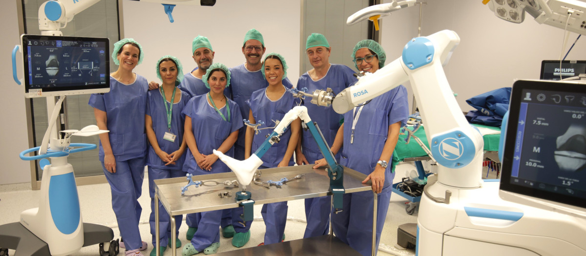 Los doctores Mozo y Navarro junto a profesionales del Área Quirúrgica del Quirónsalud Córdoba