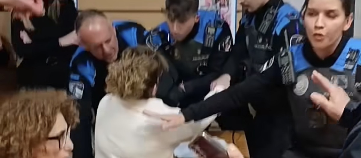 Expulsada por la fuerza una concejala del PP del pleno que aprueba la subida de la tasa de la basura en O Morrazo