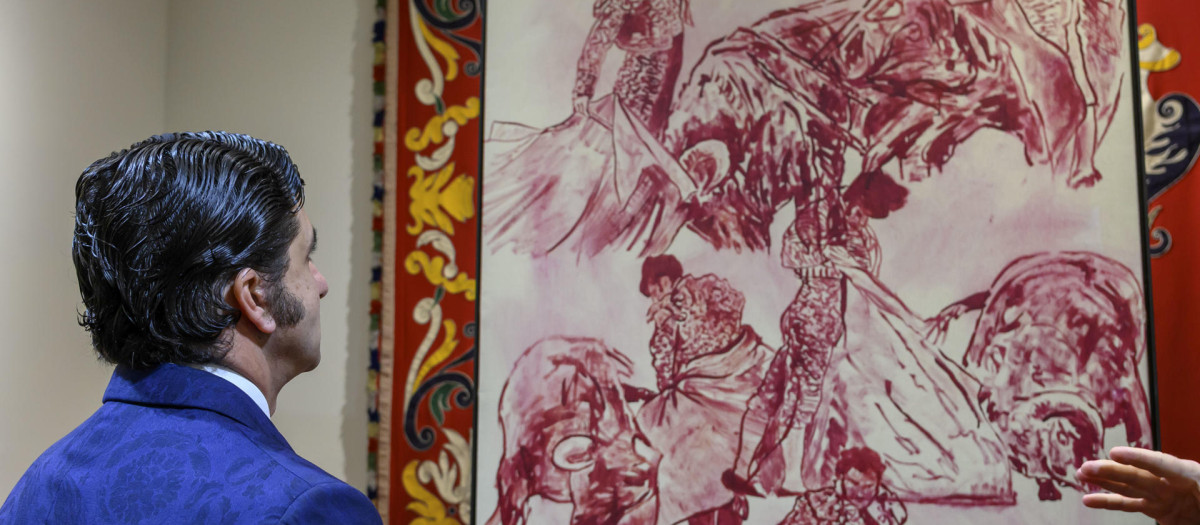 SEVILLA, 09/02/2026.- Presentación del cartel pictórico de la temporada taurina de Sevilla de 2026 en la Maestranza, obra del pintor checo Jiri Georg Dokoupil, que ha utilizado al diestro Morante de La Puebla (en la imagen) como modelo. EFE/Raúl Caro