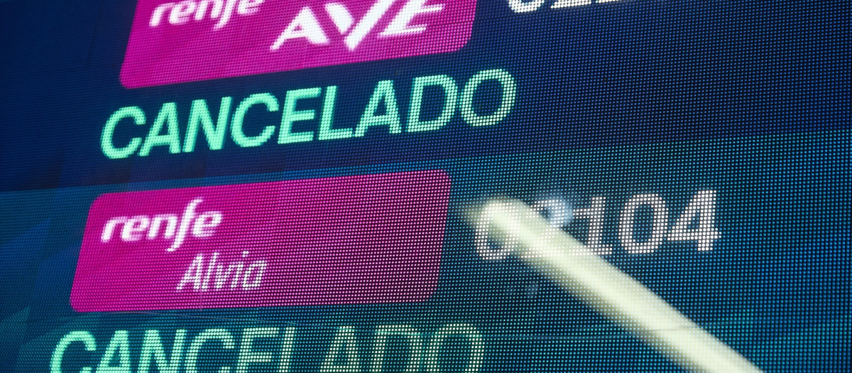 Una pantalla informativa muestra dos trenes cancelados durante la primera jornada de la huelga ferroviaria, en la estación de tren Madrid-Puerta de Atocha-Almudena Grandes, a 9 de febrero de 2026, en Madrid (España). La huelga de tres días convocada por todos los sindicatos ferroviarios del país comienza hoy en Renfe, Iryo y Ouigo, con 350 servicios de alta velocidad cancelados, y en el conjunto de empresas que operan los trenes de mercancías, cuyos servicios mínimos se limitan al 21%.

Jesús Hellín / Europa Press
09/2/2026