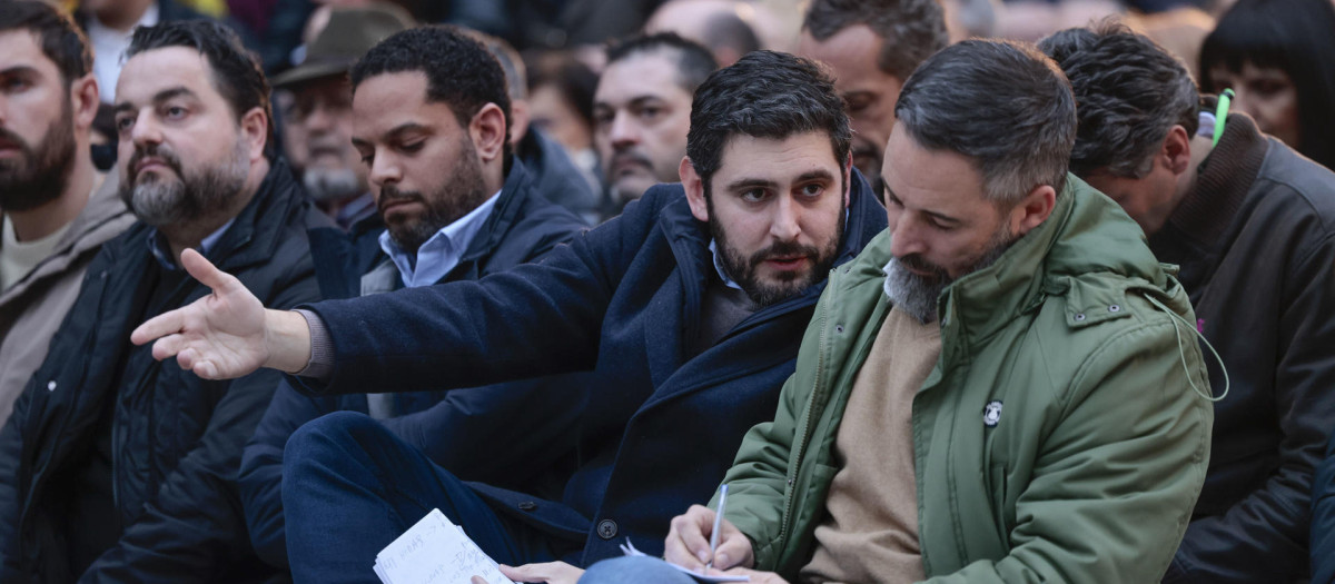 El presidente de Vox, Santiago Abascal, y el candidato en Aragón, Alejandro Nolasco, en el cierre de campaña