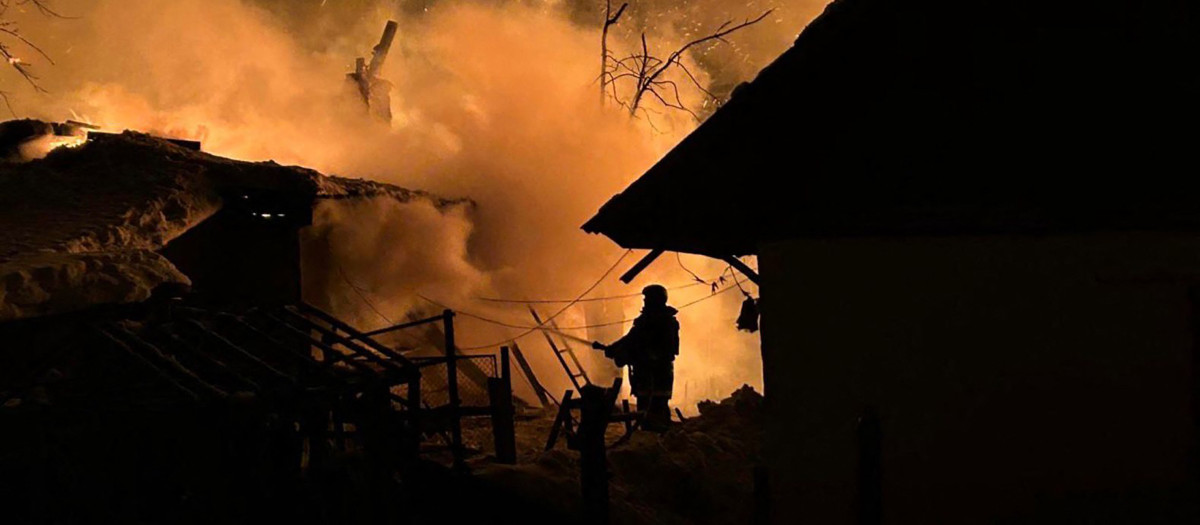 bomberos trabajando para extinguir un incendio en una vivienda particular tras un ataque con un dron ruso en Novhorod-Sivers'kyi, región de Chernihiv