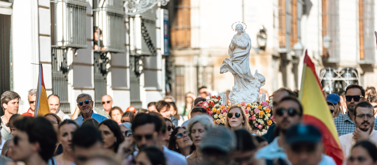 Miles de fieles rezando el rosario en una de las anteriores ediciones