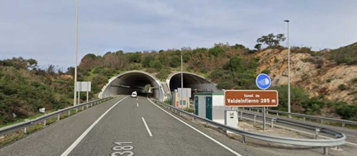 Tunel de Valdeinfierno en la autovía de Los Barrios, la A-381, cortada por desprendimiento