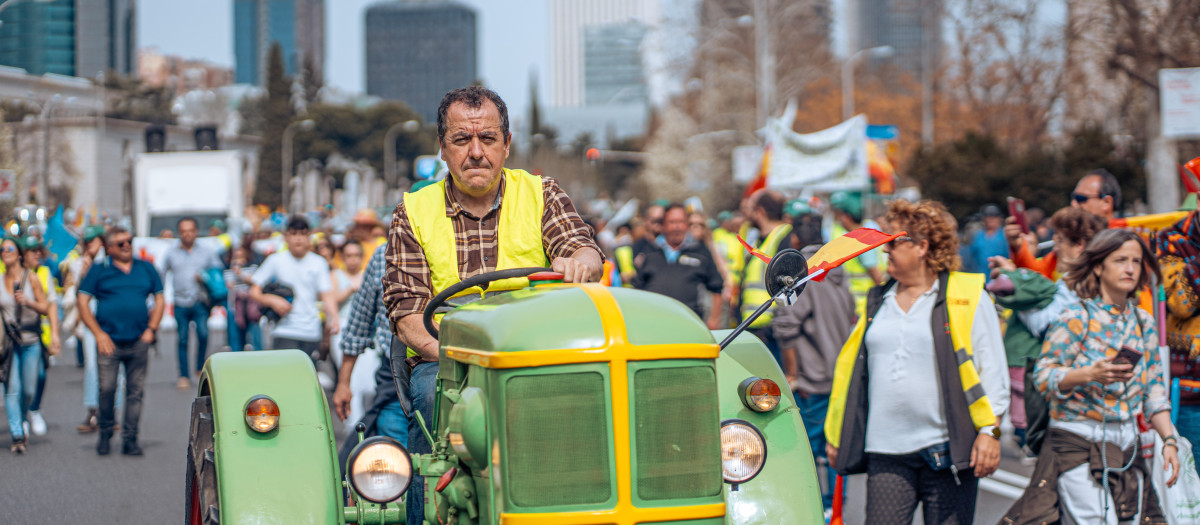 Un agricultor lleva un tractor durante una nueva jornada de protestas de agricultores y ganaderos, a 17 de marzo de 2024, en Madrid (España).
