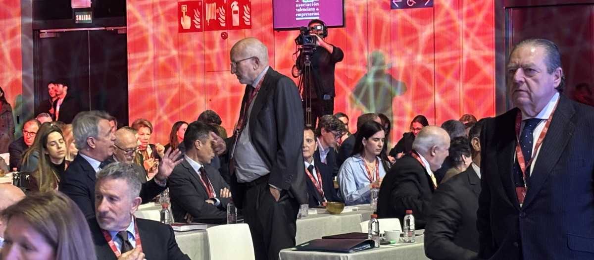 Imagen tomada este martes en el Roig Arena de Valencia de Vicente Boluda y Juan Roig durante la Asamblea General de AVE