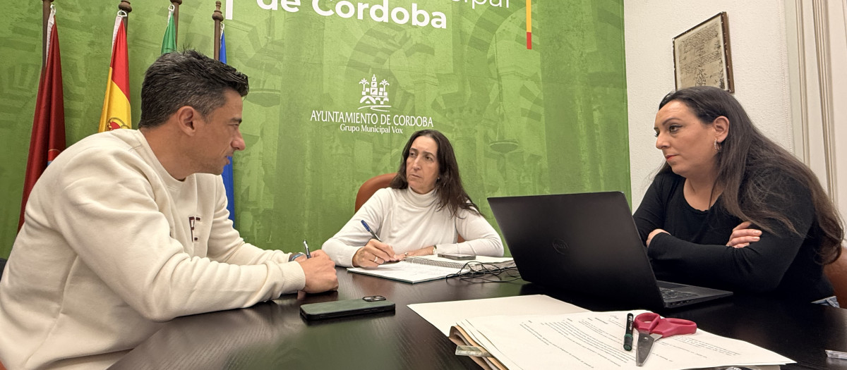 Paula Badanelli y Marta León, reunidas con un representante de SIPLB