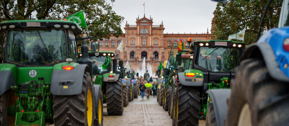 Tractorada en la plaza de España como protesta contra el acuerdo con Mercosur